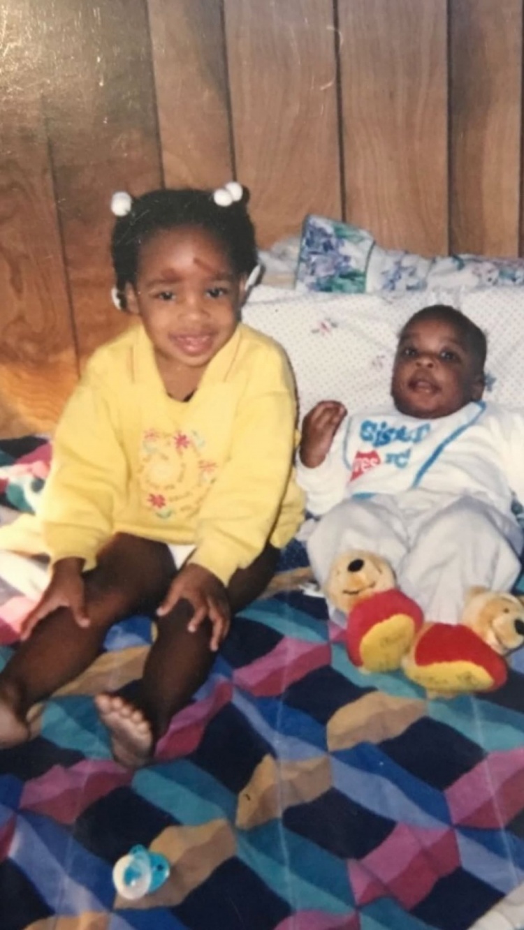 火狐电竞平台-节哀🙏纳兹-里德社媒晒照纪念在枪击案中遇害的姐姐